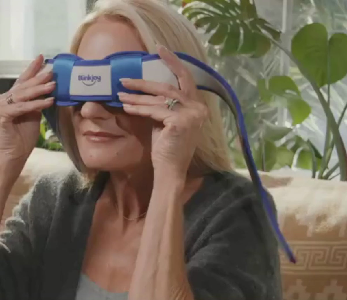 Load video: Soothing relief for tired, puffy eyes. Blinkjoy cold eye compress.